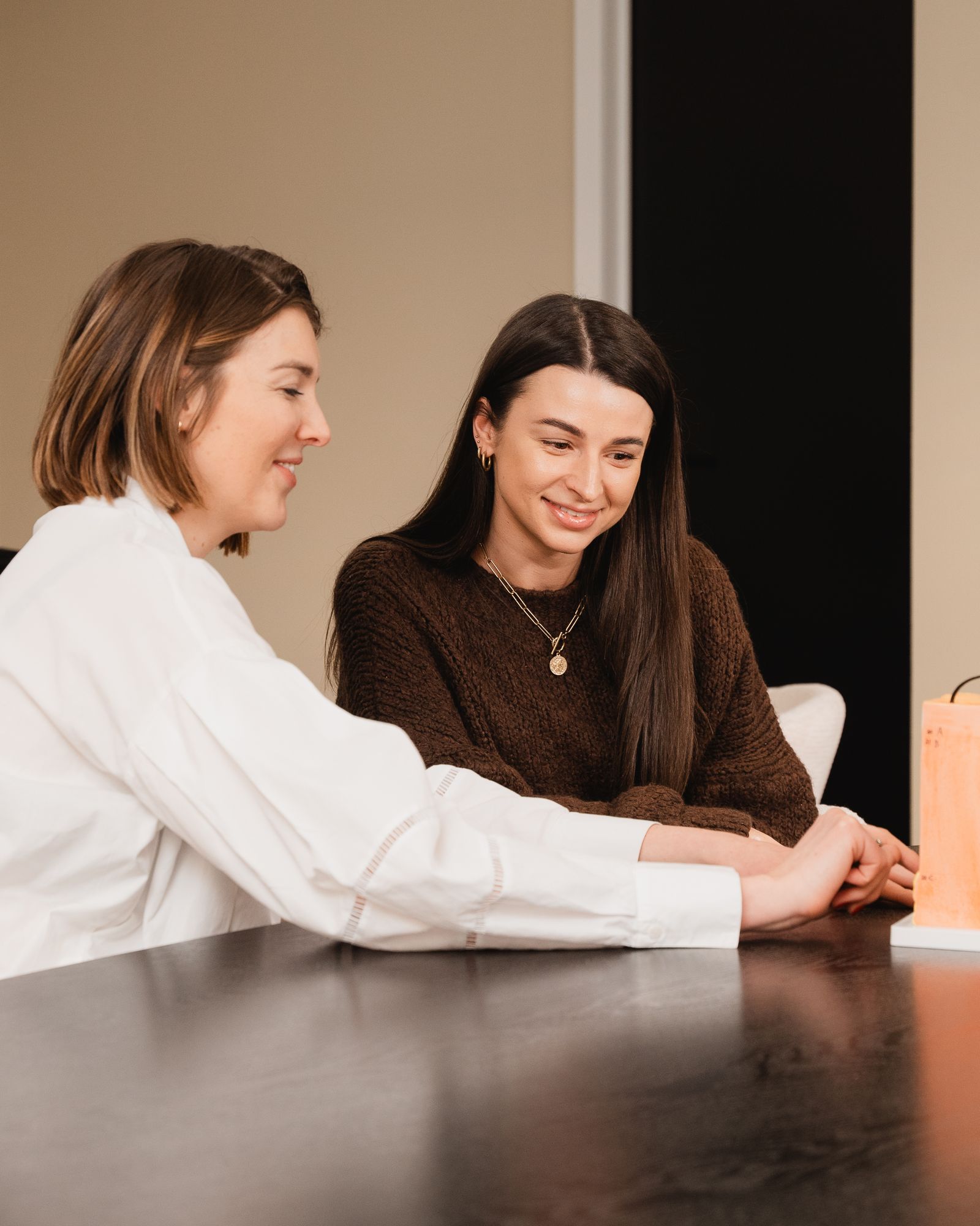 Hoe je als schoonheidsspecialist strategisch kiest tussen apparatuur en cosmetica voor huidverbetering